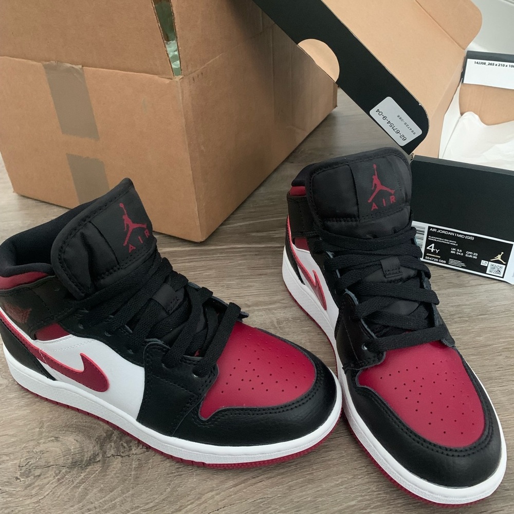NWT Authentic Nike Air Jordan 1 MID (GS) size 4Y